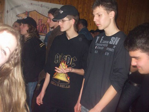 085